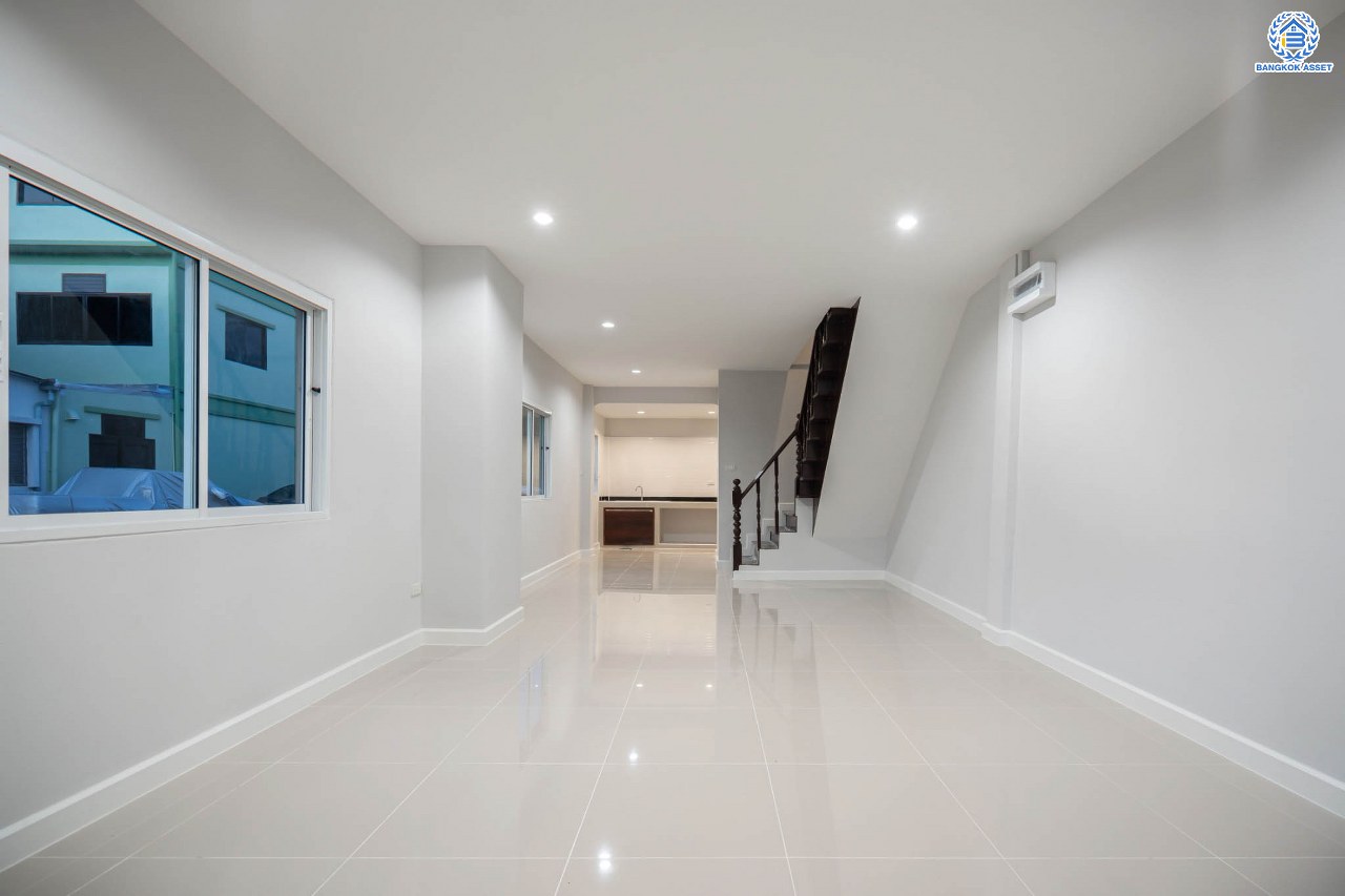 บ้านมือสองตกแต่งใหม่ โครงการ บ้านดุลิยานนท์ ติวานนท์ ทาวน์เฮ้าส์พร้อมอยู่ หลังมุม ราคาสุดคุ้ม! เนื้อที่ 16 ตร.ว. ฟังก์ชัน 2 ห้องนอน 2 ห้องน้ำ 1 ที่จอดรถ บนทำเลเชื่อมต่อเมือง ใกล้รถไฟฟ้าสายสีชมพู "สถานีสามัคคี" และจุดขึ้นทางด่วน "งามวงศ์วาน"